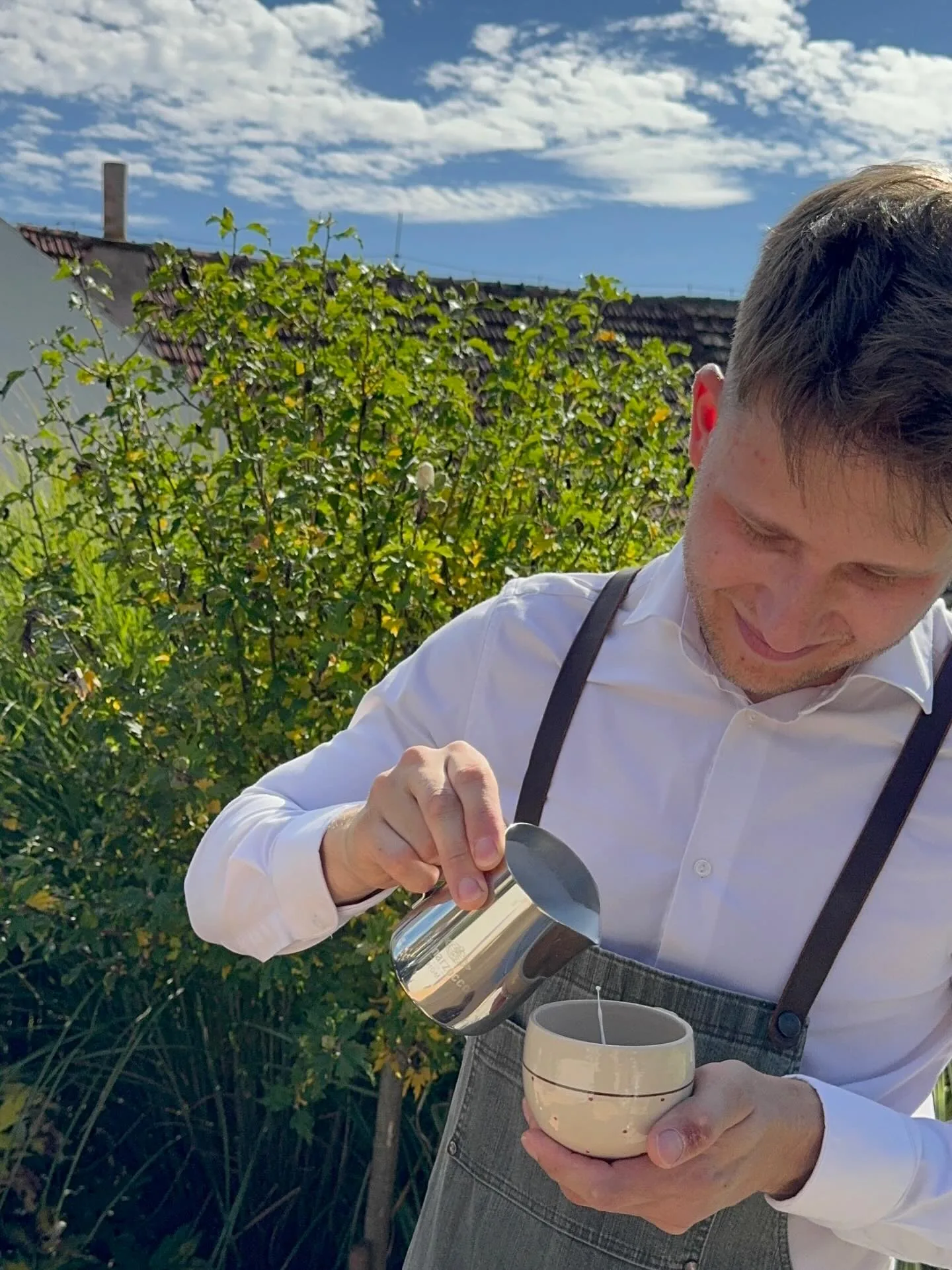 Barista vs. pronájem kávovaru – srovnání pro akce a firemní catering