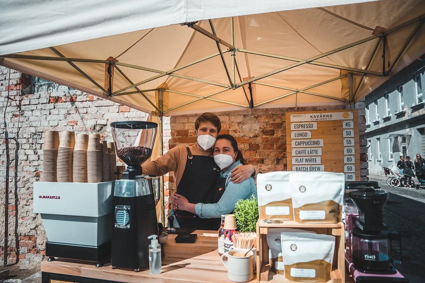Stánek Kavárny na cestě na venkovní akci – kávový catering