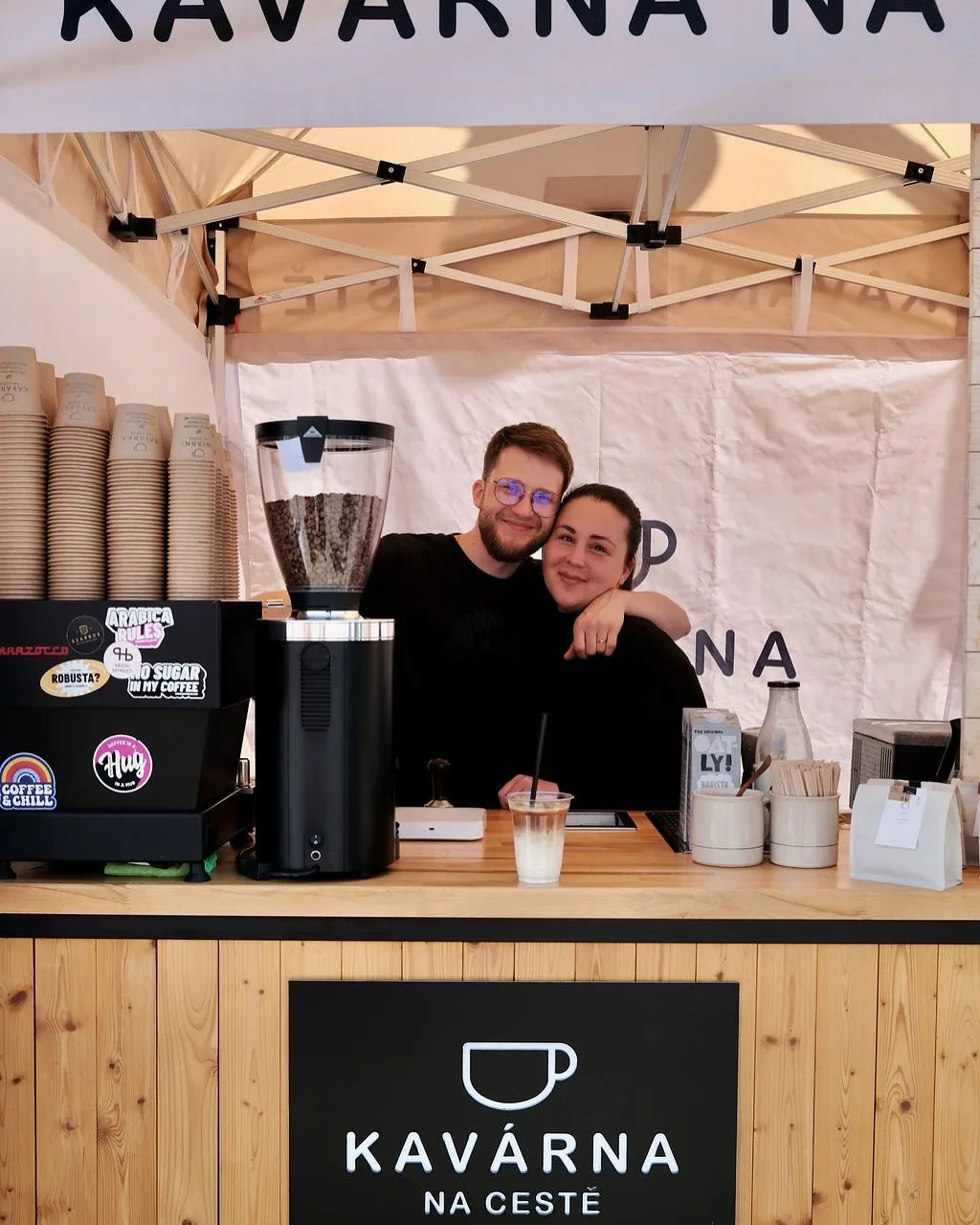 Mobilní kavárna na festivalu – baristi ve stánku Kavárna na cestě