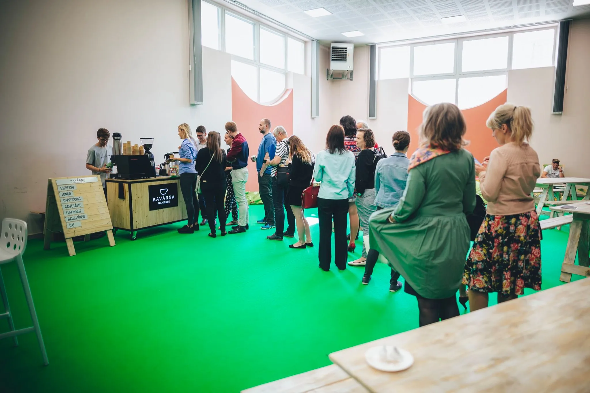 Kávový catering na konferenci – fronta hostů u mobilní kavárny